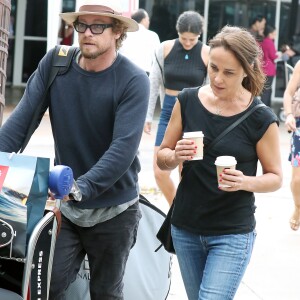 Exclusif - No web - No blog - Rebecca Rigg vient chercher son mari Simon Baker à l'aéroport de Sydney en Australie.