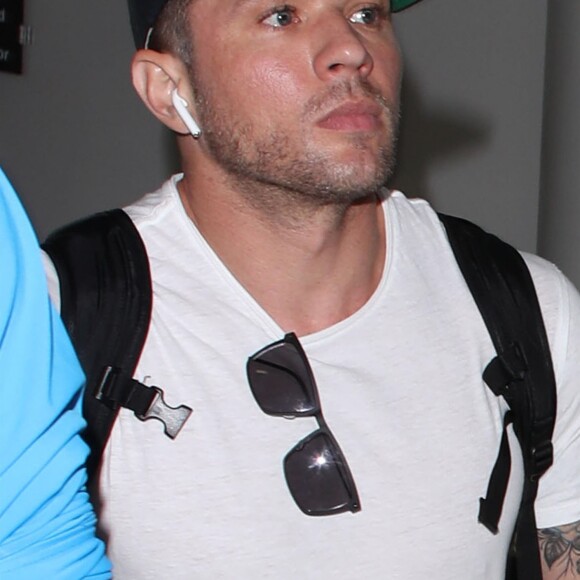 Ryan Phillippe arrive avec des béquilles à l'aéroport de LAX à Los Angeles, le 11 octobre 2017