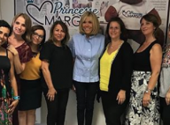 Brigitte Macron : Chic et chaleureuse pour une visite privée auprès de bénévoles
