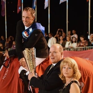 Le prince Albert II de Monaco remet son prix au cavalier irlandais Shane Breen, en compagnie de Diane Fissore, présidente de la fédération équestre monégasque et organisatrice du Jumping, durant la remise des prix du Grand Prix du Prince de Monaco du Jumping international de Monte-Carlo dans le cadre du Longines Global Champions Tour le 30 juin 2018. © Bruno Bebert/Bestimage