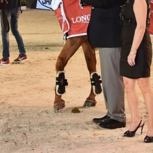 Le prince Albert II de Monaco remet son prix au cavalier irlandais Shane Breen, en compagnie de Diane Fissore, présidente de la fédération équestre monégasque et organisatrice du Jumping, durant la remise des prix du Grand Prix du Prince de Monaco du Jumping international de Monte-Carlo dans le cadre du Longines Global Champions Tour le 30 juin 2018. © Bruno Bebert/Bestimage