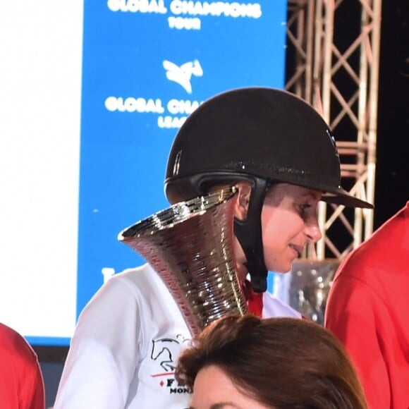 Charlotte Casiraghi, enceinte, et sa mère la princesse Caroline de Hanovre le 29 juin 2018 lors de la remise des prix de la Pro Am Cup, une épreuve qu'elle parraine, au Jumping de Monte-Carlo, étape du Longines Global Champions Tour. © Bruno Bebert/Bestimage
