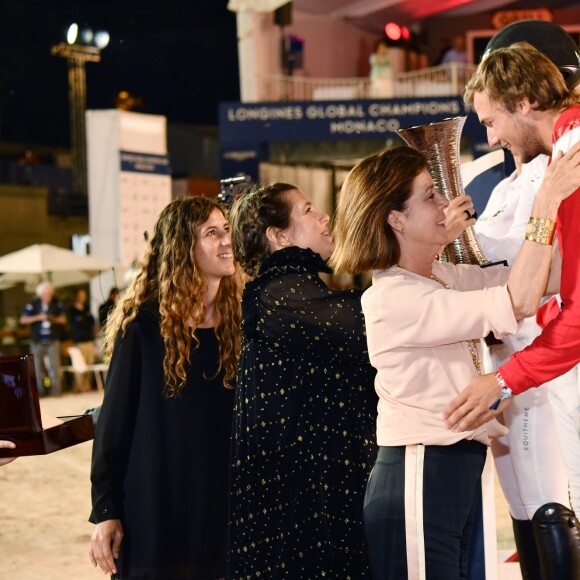 Charlotte Casiraghi, enceinte, et sa mère la princesse Caroline de Hanovre le 29 juin 2018 lors de la remise des prix de la Pro Am Cup, une épreuve qu'elle parraine, au Jumping de Monte-Carlo, étape du Longines Global Champions Tour. © Bruno Bebert/Bestimage