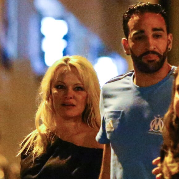 Exclusif - Pamela Anderson et son nouveau compagnon le footballeur français Adil Rami vont dîner en amoureux au restaurant "la Villa" après la victoire de l'OM contre Toulouse (2-0) , Marseille le 24 septembre 2017.