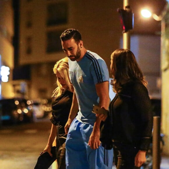 Exclusif - Pamela Anderson et son nouveau compagnon le footballeur français Adil Rami vont dîner en amoureux au restaurant "la Villa" après la victoire de l'OM contre Toulouse (2-0) , Marseille le 24 septembre 2017.