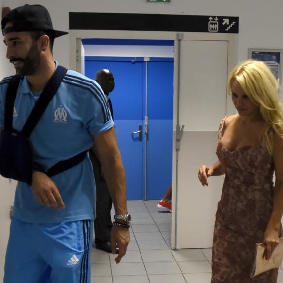 Pamela Anderson et son compagnon - Pamela Anderson assiste à son premier match de l'Olympique de Marseille (OM) au Vélodrome pour venir voir son compagnon le défenseur central Adil Rami qui a quitté la pelouse sur blessure (touché au pectoral droit) au stade Vélodrome à Marseille, France, le 24 août 2017. © Eric Etten/Bestimage