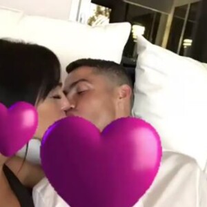Georgina Rodriguez et Cristiano Ronaldo s'embrassant. Instagram, le 3 juillet 2018.