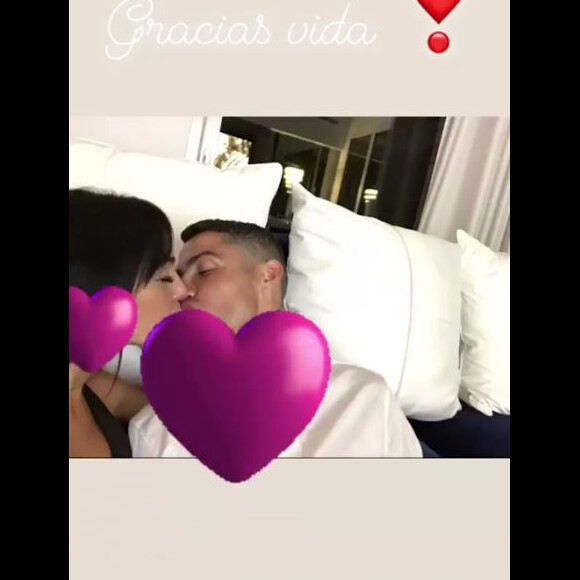 Georgina Rodriguez et Cristiano Ronaldo s'embrassant. Instagram, le 3 juillet 2018.