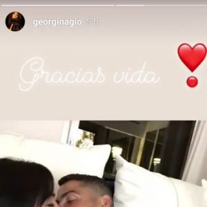 Georgina Rodriguez et Cristiano Ronaldo s'embrassant. Instagram, le 3 juillet 2018.