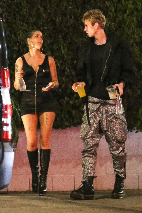 Exclusif - La chanteuse Halsey fume un cigarette accroupie et dévoile sa culotte dans la rue à Los Angeles le 28 juin 2018. Elle est accompagnée par le rappeur Machine Gun Kelly.  Exclusive - For Germany please call for price Hollywood, CA - Halsey and Machine Gun Kelly take a smoke break during a late night dinner and Haisley has a wardrobe malfunction as she crouches down showing off her white underwear.28/06/2018 - Los Angeles