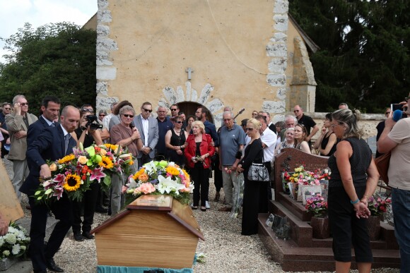 Ambiance - Obsèques de François Corbier (Alain Roux de son vrai nom) au cimetière de Serez dans l'Eure le 5 juillet 2018.