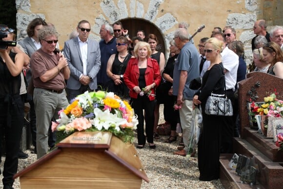 Doune Roux (veuve de François Corbier) - Obsèques de François Corbier (Alain Roux de son vrai nom) au cimetière de Serez dans l'Eure le 5 juillet 2018.