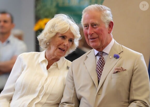 Le prince Charles et Camilla Parker Bowles, duchesse de Cornouailles, lors de la réouverture du marché nouvellement rénové, Strand Hall, à Builth Wells. Le 4 juillet 2018