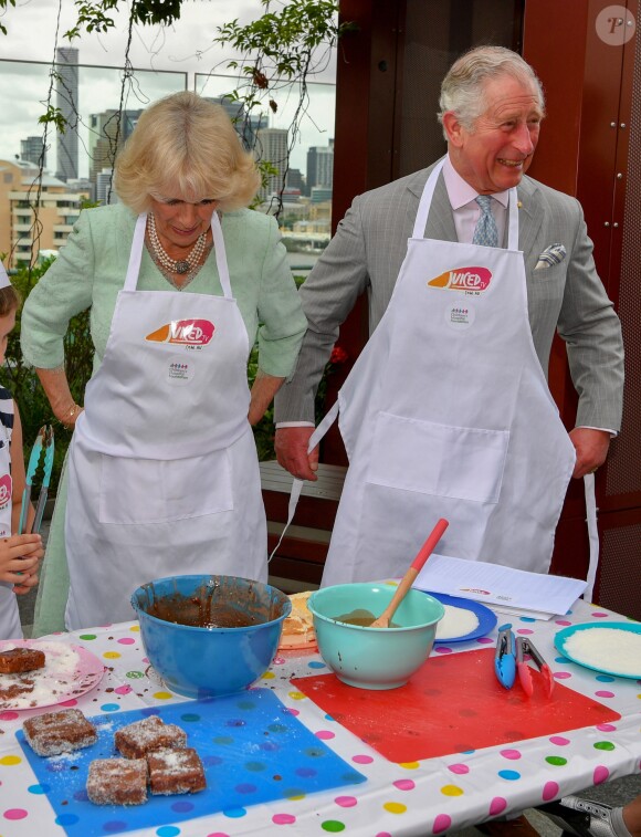 Le prince Charles et Camilla Parker Bowles, duchesse de Cornouailles, lors d'une cérémonie de bienvenue à Brisbane en Australie. Le 5 avril 2018