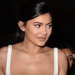 Kylie Jenner arrive au restaurant et profite de la nuit vêtue d'une tenue très moulante à Los Angeles le 16 juin 2018.