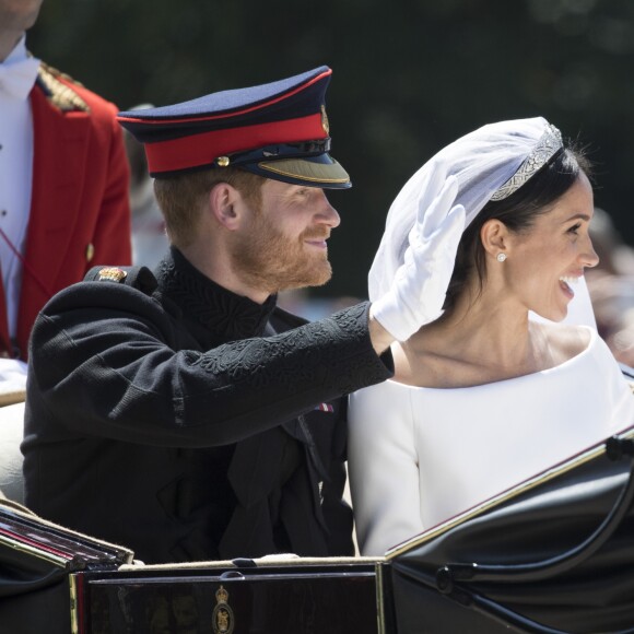 Le prince Harry, duc de Sussex, et Meghan Markle, duchesse de Sussex, en calèche à la sortie du château de Windsor après leur mariage le 19 mai 2018