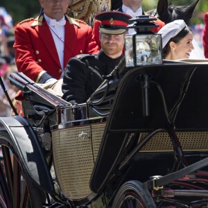 Le prince Harry, duc de Sussex, et Meghan Markle, duchesse de Sussex, en calèche à la sortie du château de Windsor après leur mariage le 19 mai 2018