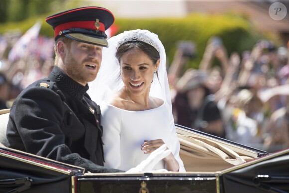 Le prince Harry, duc de Sussex, et Meghan Markle, duchesse de Sussex, en calèche à la sortie du château de Windsor après leur mariage le 19 mai 2018