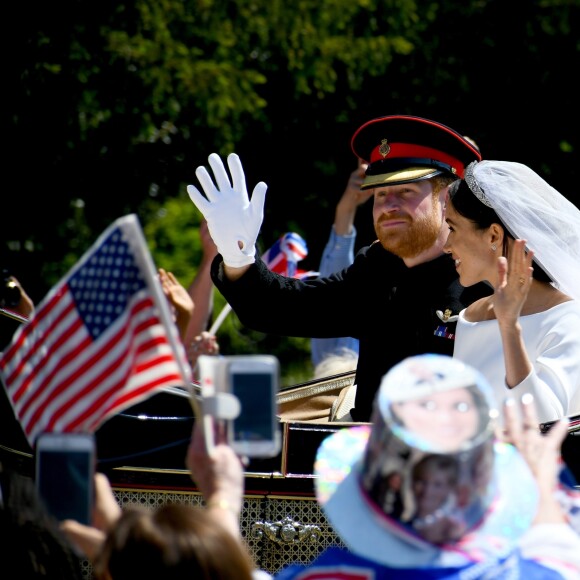 Le prince Harry, duc de Sussex, et Meghan Markle, duchesse de Sussex, en calèche à la sortie du château de Windsor après leur mariage le 19 mai 2018.