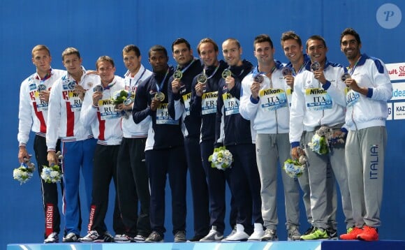 Les médaillés d'argent (Russie), Mehdy Metella, Florent Manaudou, Fabien Gilot et Jérémy Stravius et les médaillés de bronze (Italie) - Les français, médaillés d'or du 4x100m de nage libre lors des championnats du monde de natation à Kazan en Russie. Le 2 août 2015
