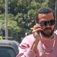 Exclusif - Jesse Williams discute au téléphone à la sortie d'un centre médical à West Hollywood, le 25 juin 2018.