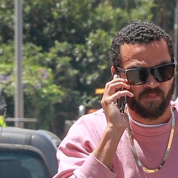 Exclusif - Jesse Williams discute au téléphone à la sortie d'un centre médical à West Hollywood, le 25 juin 2018.