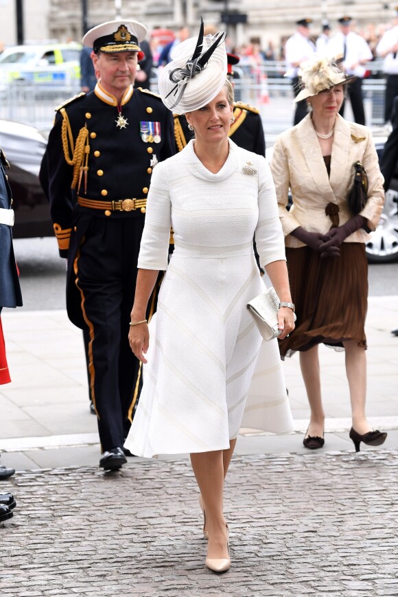 La comtesse Sophie de Wessex, précédant la princesse Anne et son mari Timothy Laurence, à l'abbaye de Westminster, le 10 juillet 2018 à Londres, pour le service marquant le centenaire de la Royal Air Force (RAF).
