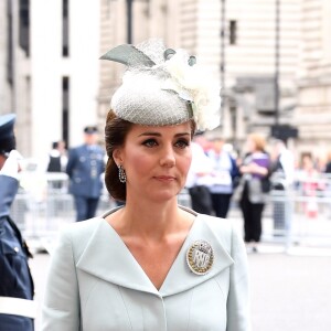 La duchesse Catherine de Cambridge (en Alexander McQueen) à l'abbaye de Westminster, le 10 juillet 2018 à Londres, pour le service marquant le centenaire de la Royal Air Force (RAF).