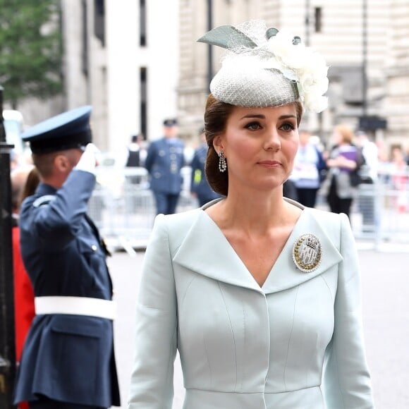 La duchesse Catherine de Cambridge (en Alexander McQueen) à l'abbaye de Westminster, le 10 juillet 2018 à Londres, pour le service marquant le centenaire de la Royal Air Force (RAF).