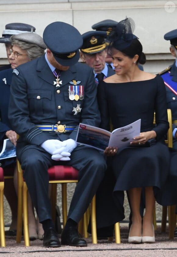 Le prince Harry et la duchesse Meghan de Sussex ainsi que la famille royale ont assisté à une cérémonie dans la cour intérieur du palais de Buckingham le 10 juillet 2018 à Londres dans le cadre des célébrations du centenaire de la RAF.