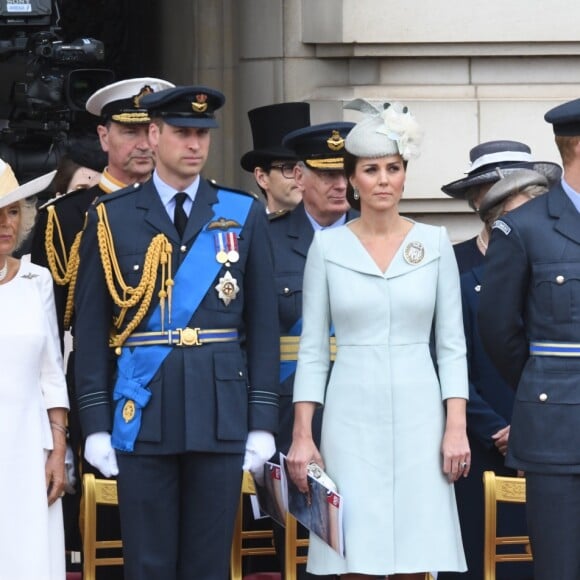 Le prince William, la duchesse Catherine de Cambridge, le prince Harry et la duchesse Meghan de Sussex ainsi que la famille royale ont assisté à une cérémonie dans la cour intérieur du palais de Buckingham le 10 juillet 2018 à Londres dans le cadre des célébrations du centenaire de la RAF.