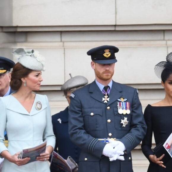 Le prince William, la duchesse Catherine de Cambridge, le prince Harry et la duchesse Meghan de Sussex ainsi que la famille royale ont assisté à une cérémonie dans la cour intérieur du palais de Buckingham le 10 juillet 2018 à Londres dans le cadre des célébrations du centenaire de la RAF.