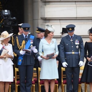 Le prince William, la duchesse Catherine de Cambridge, le prince Harry et la duchesse Meghan de Sussex ainsi que la famille royale ont assisté à une cérémonie dans la cour intérieur du palais de Buckingham le 10 juillet 2018 à Londres dans le cadre des célébrations du centenaire de la RAF.