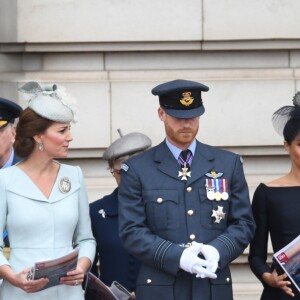 Le prince William, la duchesse Catherine de Cambridge, le prince Harry et la duchesse Meghan de Sussex ainsi que la famille royale ont assisté à une cérémonie dans la cour intérieur du palais de Buckingham le 10 juillet 2018 à Londres dans le cadre des célébrations du centenaire de la RAF.