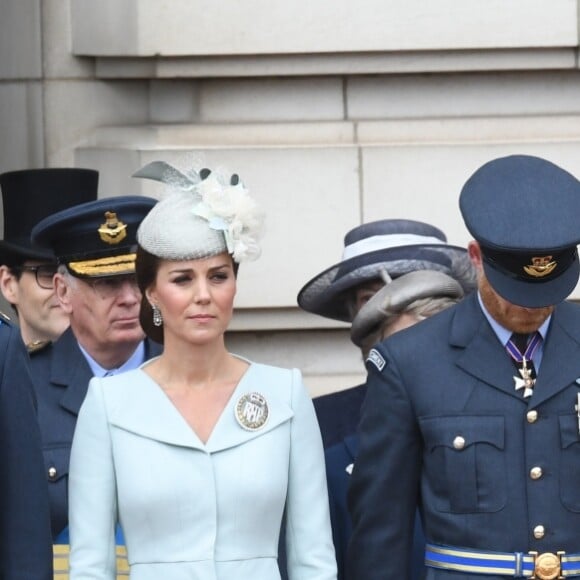 Le prince William, la duchesse Catherine de Cambridge, le prince Harry et la duchesse Meghan de Sussex ainsi que la famille royale ont assisté à une cérémonie dans la cour intérieur du palais de Buckingham le 10 juillet 2018 à Londres dans le cadre des célébrations du centenaire de la RAF.