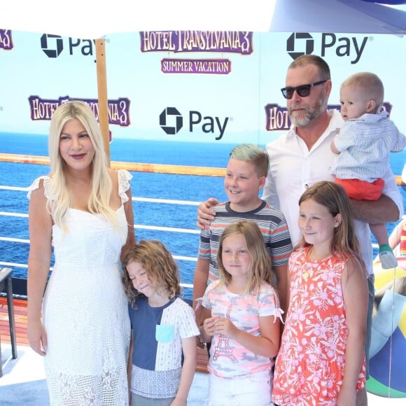 Tori Spelling avec son mari Dean McDermott et ses enfants Stella, Hattie, Liam, Finn et Beau à la première de "Hotel Transylvania 3: Summer Vacation" au Regency Village à Westwood, le 30 juin 2018