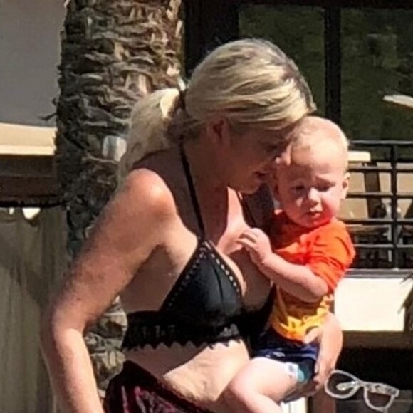 Exclusif - Tori Spelling passe du bon temps en famille avec son mari Dean McDermott et ses enfants Hattie, Finn, Beau, Liam et Stella. Palm Springs, le 19 juin 2018.