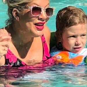 Exclusif - Tori Spelling passe du bon temps en famille avec son mari Dean McDermott et ses enfants Hattie, Finn, Beau, Liam et Stella. Palm Springs, le 17 juin 2018.