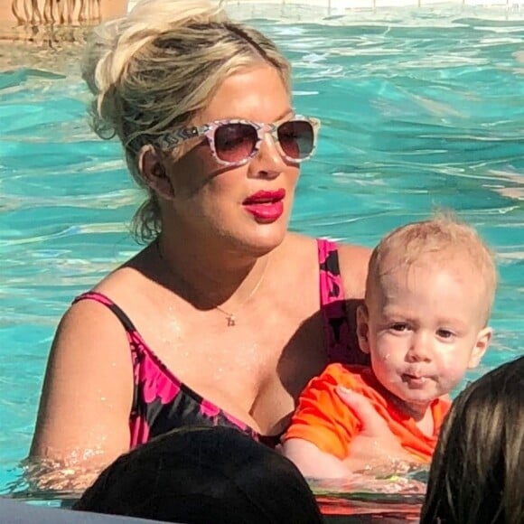 Exclusif - Tori Spelling passe du bon temps en famille avec son mari Dean McDermott et ses enfants Hattie, Finn, Beau, Liam et Stella. Palm Springs, le 17 juin 2018.