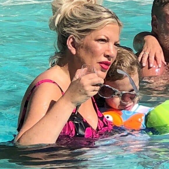 Exclusif - Tori Spelling passe du bon temps en famille avec son mari Dean McDermott et ses enfants Hattie, Finn, Beau, Liam et Stella. Palm Springs, le 17 juin 2018.