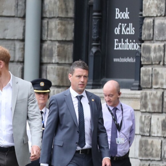 Le prince Harry, duc de Sussex et sa femme Meghan Markle, duchesse de Sussex saluent la foule lors de leur visite au collège de la trinité à Dublin le 11 juillet 2018