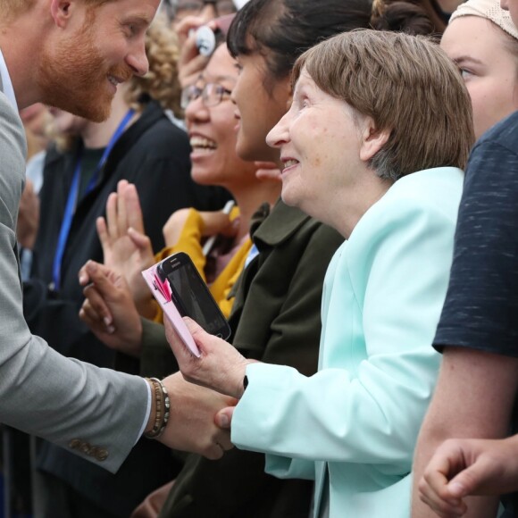 Le prince Harry, duc de Sussex et sa femme Meghan Markle, duchesse de Sussex saluent la foule lors de leur visite au collège de la trinité à Dublin le 11 juillet 2018