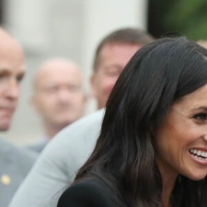 Le prince Harry, duc de Sussex et sa femme Meghan Markle, duchesse de Sussex saluent la foule lors de leur visite au collège de la trinité à Dublin le 11 juillet 2018