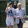 Romeo Beckham et son grand-père (le père de Victoria Beckham) Anthony Adams arrivent au stade de Wimbledon à Londres, le 11 juillet 2018.