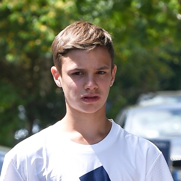 Romeo Beckham et son grand-père (le père de Victoria Beckham) Anthony Adams arrivent au stade de Wimbledon à Londres, le 11 juillet 2018.