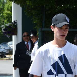Romeo Beckham et son grand-père (le père de Victoria Beckham) Anthony Adams arrivent au stade de Wimbledon à Londres, le 11 juillet 2018.