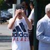 Romeo Beckham et son grand-père (le père de Victoria Beckham) Anthony Adams arrivent au stade de Wimbledon à Londres, le 11 juillet 2018.