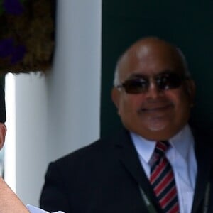 Romeo Beckham et son grand-père (le père de Victoria Beckham) Anthony Adams arrivent au stade de Wimbledon à Londres, le 11 juillet 2018.