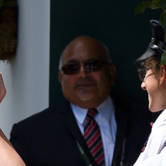 Romeo Beckham et son grand-père (le père de Victoria Beckham) Anthony Adams arrivent au stade de Wimbledon à Londres, le 11 juillet 2018.