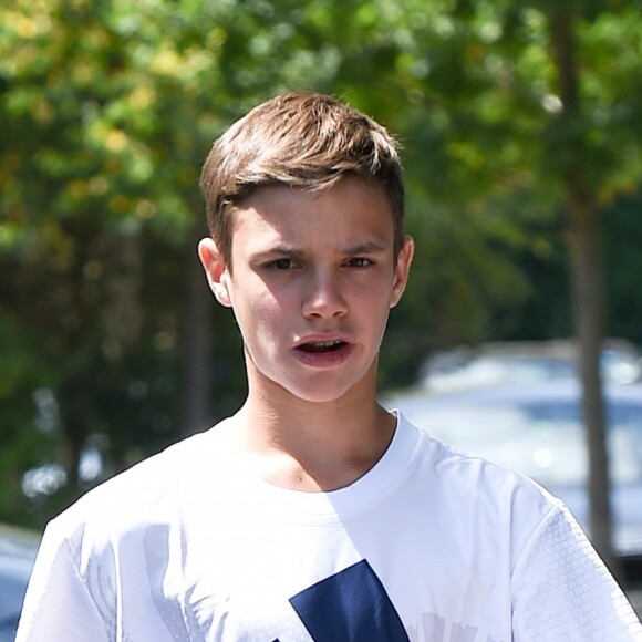 Romeo Beckham et son grand-père (le père de Victoria Beckham) Anthony Adams arrivent au stade de Wimbledon à Londres, le 11 juillet 2018.